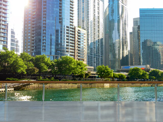 Fototapeta na wymiar Blick auf die Skyline von Chicago von einer Plattform aus für Mockups und Produktpräsentationen
