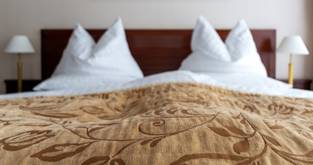 Blick auf ein luxuriöses Doppelbett für die Produktpräsentation und Mockups