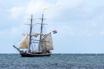 Fototapeta na wymiar Segelschiff auf der Ostsee vor Warnemünde bei starkem Wind