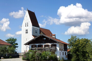 kirche und hist. Bauernaus in Oberbayern