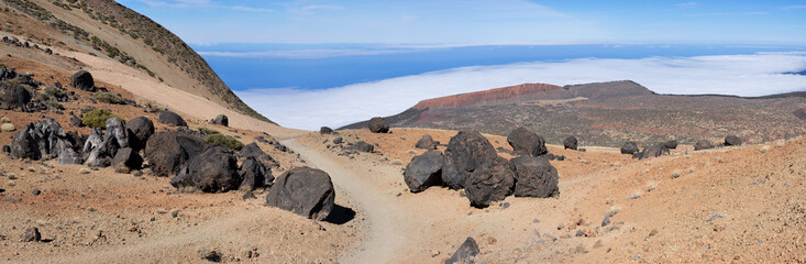 Teneriffa - Wanderweg durch die riesigen Lavakugeln an der Ostflanke des Teide mit Blick auf die...