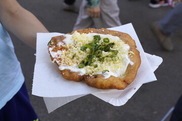 Langos mit Kräuter und Quark