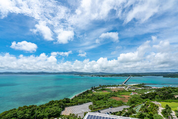 古宇利オーシャンタワーから見る古宇利島と古宇利大橋の風景