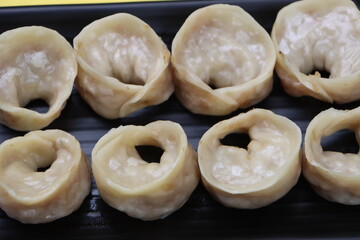 Naklejka premium Dumpling or momos served with sauce 
