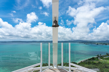 Fototapeta na wymiar 古宇利オーシャンタワーの幸せの鐘と古宇利島の風景