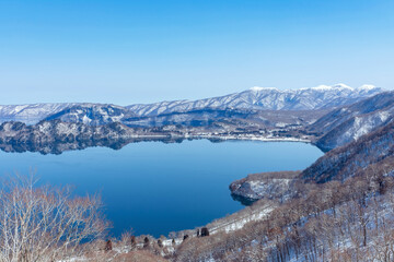 Obraz premium 【十和田湖】紫明亭から眺める早春の十和田湖と八甲田山