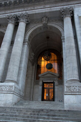 détail de la façade de la bibliothèque publique de new york avec vue sur son entrée et les colonnes 
