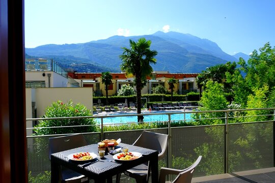 Fr&uuml;hst&uuml;ck mit Thermen blick zum Berg , Gardasee