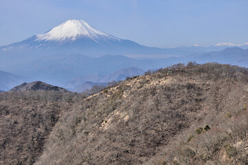 冬の丹沢山地からの展望 小丸より望む富士山と鍋割山