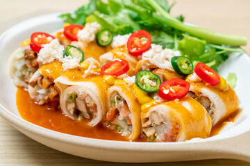 fresh spring roll with crab and sauce