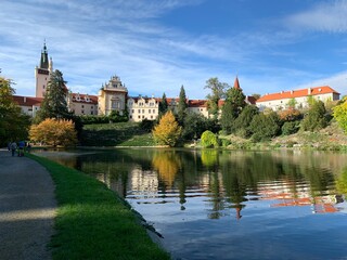 Obraz premium castle and lake view in autumn