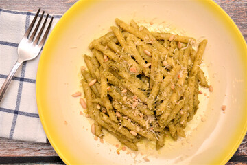 pasta con sugo di pesto piatto italiano con basilico aglio  formaggio e pinoli