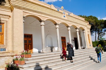 Obraz premium Tourists visit the Zoroastrian fire temple on a sunny day. Yazd Iran