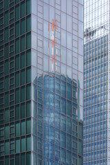 Fototapeta na wymiar Spiegelung in Glasfassade Wolkenkratzer FFM