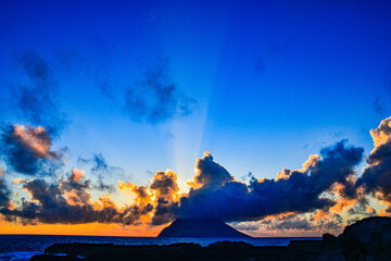 八丈小島と夕日