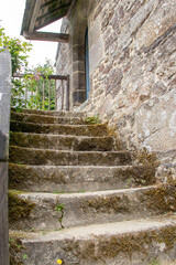 Fototapeta na wymiar Commana.. Escalier de pierre sur maison très ancienne. Finistère. Bretagne