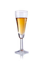 Ein Glas mit alkoholischem Getränk