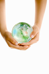 地球儀を持つ子供の手
