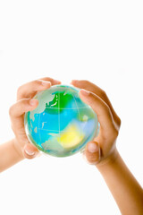 地球儀を持つ子供の手