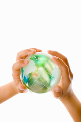 地球儀を持つ子供の手