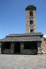 Fototapeta na wymiar Porche de iglesia románica
