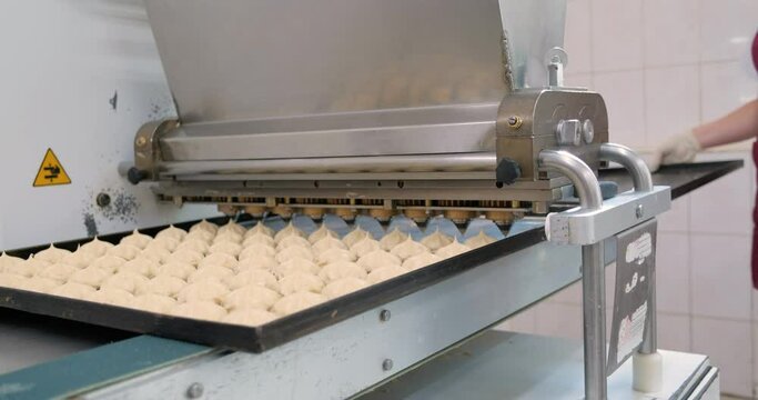 the process of depositing marshmallows or profiteroles on the jigging machine
