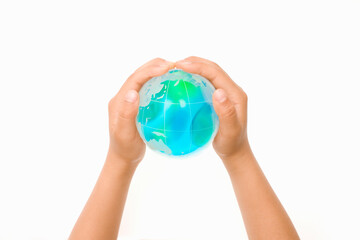 地球儀を持つ子供の手