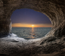 Blick auf Meer aus der Höhle heraus 