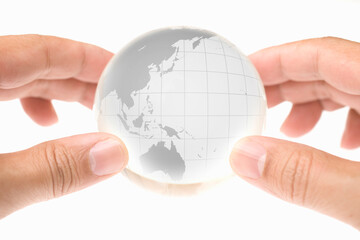 地球儀を持つ手