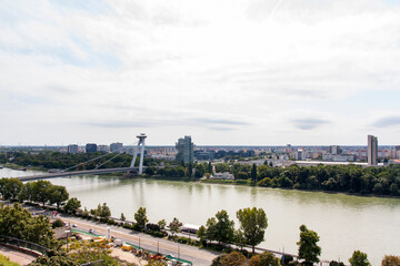 Fototapeta premium Panoramica o Skyline de la ciudad de Bratislava, pais de Eslovaquia