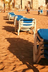 Tumbonas esperando ser utilizadas.