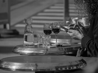 De l'eau, du vin & une terrasse