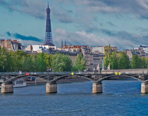 Fototapeta na wymiar Tour Eiffel & nuages