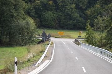 kurvige Straße durch die herbstliche Eifel