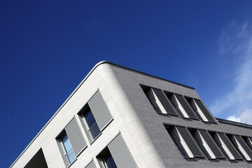 moderne architektur und blauer himmel