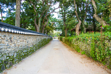 Obraz premium 한국의 전통 민속 마을 돌담길