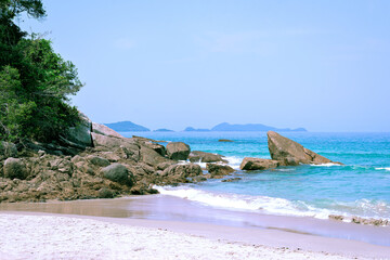 Fototapeta na wymiar brazilian rocky beach (brava of almada beach - ubatuba)