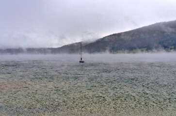 Bateau dans la brume.