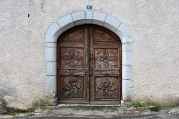 wood door in bielle (france)