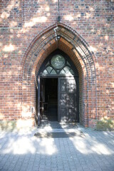 Polska - Mazury - Warmia - Dobre Miasto. Kolegiata. Drzwi wejściowe. © Rafa