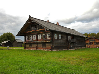 Fototapeta na wymiar Old northern russian wooden dwelling 