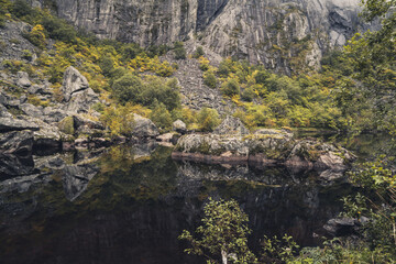 Dolinia Måbødalen (Mabodalen) w okolicy rzeki Bjoreio w gminie Eidfjord w Vestland w Norwegii.	