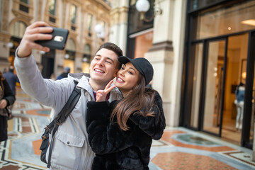 Fototapeta premium Couple of turists taking a selfie in a city