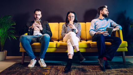 Obraz premium Multiracial business people using gadgets