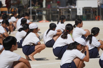 Fototapeta premium 小学校 運動会 組体操 校庭 体育祭 子供達
