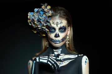 Halloween-Schönheitsskelett-Frauen-Make-upgesicht. Mädchentod Halloween-Kostüm. Tag der Toten. Charmante und gefährliche Calavera Catrina © angel_nt