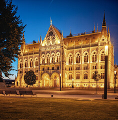 Obraz premium Night view on the Hungarian Parliament