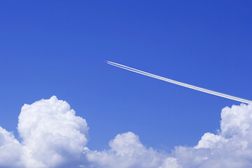 飛行機雲と入道雲