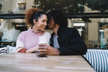 Obraz premium Happy young couple enjoying coffee in street cafe