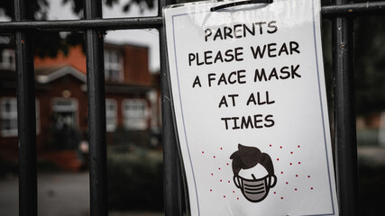 School sign advising parents to use masks during the COVID-19 pandemic
